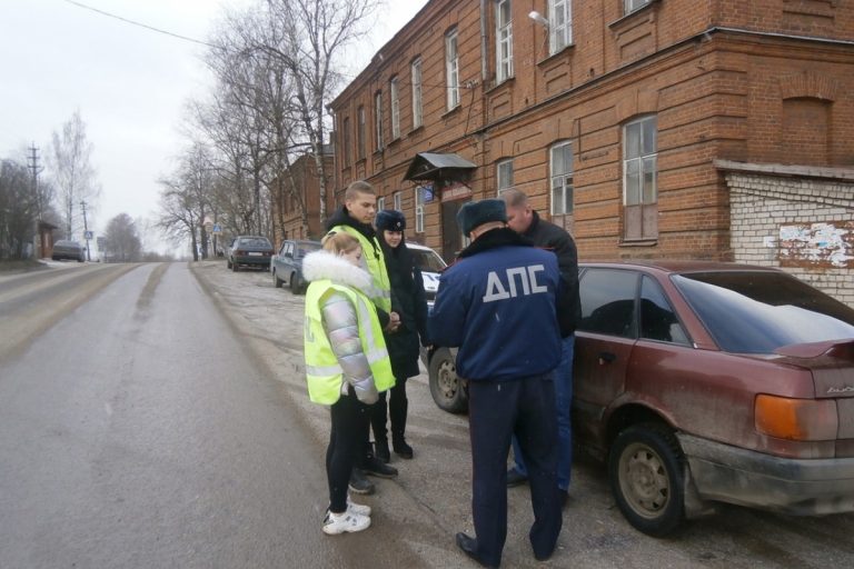 В Тверской области автоинспекторы вместе с учащимися колледжа останавливали автомобили