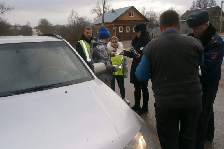 В Тверской области автоинспекторы вместе с учащимися колледжа останавливали автомобили