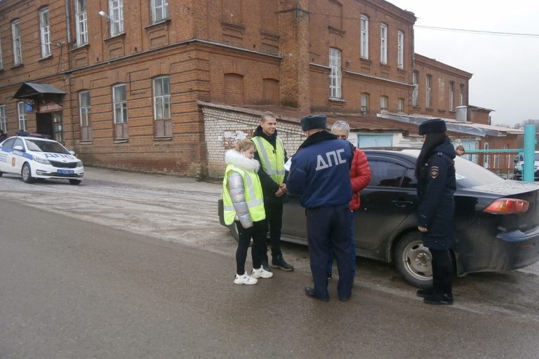 В Тверской области автоинспекторы вместе с учащимися колледжа останавливали автомобили
