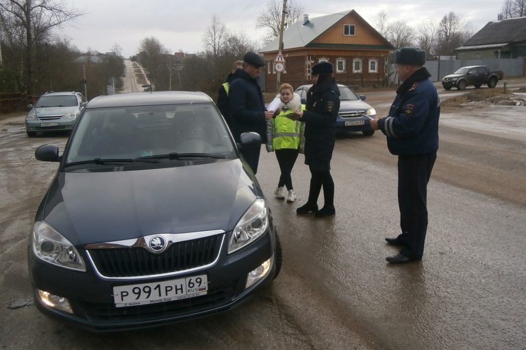 В Тверской области автоинспекторы вместе с учащимися колледжа останавливали автомобили