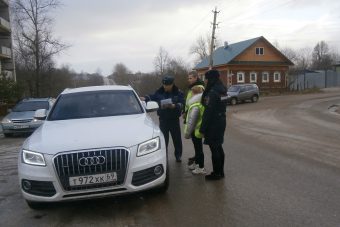 В Тверской области автоинспекторы вместе с учащимися колледжа останавливали автомобили