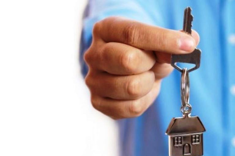 Сироте вручили ключи от квартиры в Тверской области