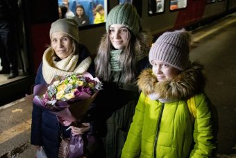 16-летнюю Лизу Шестову, спасшую из воды двух детей, с цветами встретили в Вышнем Волочке