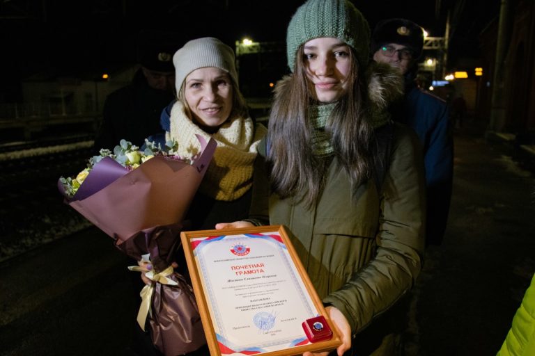16-летнюю Лизу Шестову, спасшую из воды двух детей, с цветами встретили в Вышнем Волочке