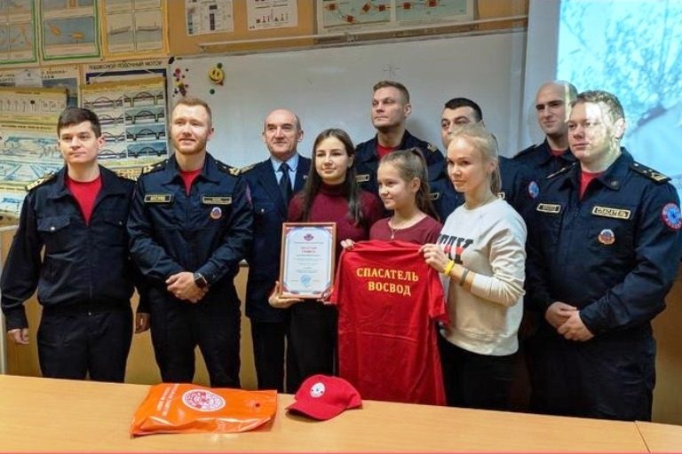 16-летнюю Лизу Шестову, спасшую из воды двух детей, с цветами встретили в Вышнем Волочке