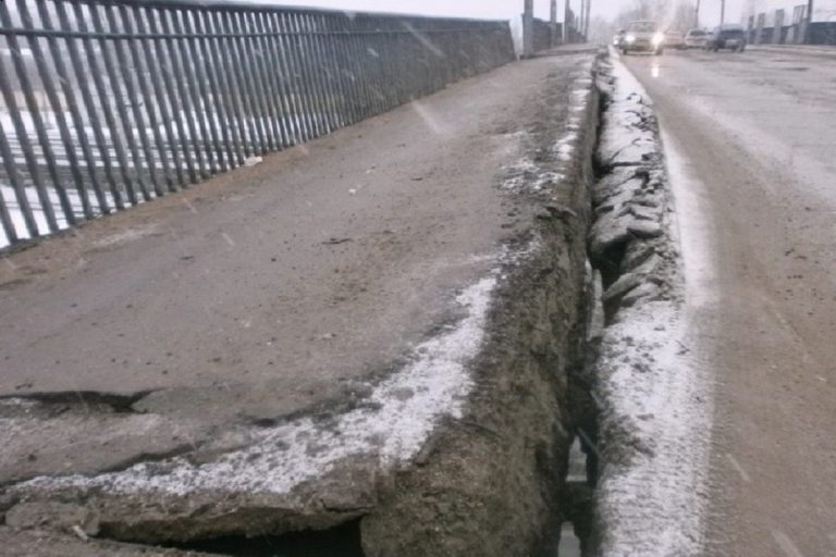 В Тверской области более чем на 1,5 года закрыли мост, соединяющий две части города