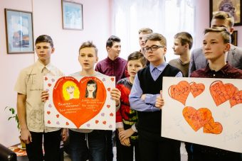 Чаепитие, серебряная дискотека и сборка автомата: конкурсантки «Мисс Тверь» в гостях у ребят «Центра кадетского воспитания»