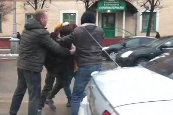 Два водителя устроили потасовку на дороге в Твери Два водителя устроили потасовку на дороге в Твери