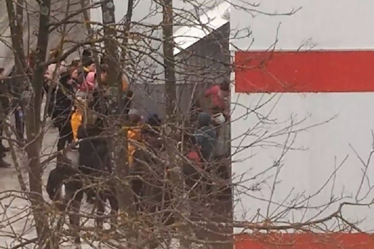 В сети появилось видео битвы двух девушек за парня в Тверской области