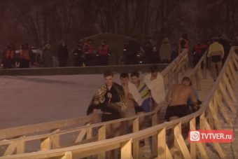 Моржи дали совет, как купаться на Крещение, чтобы не заболеть