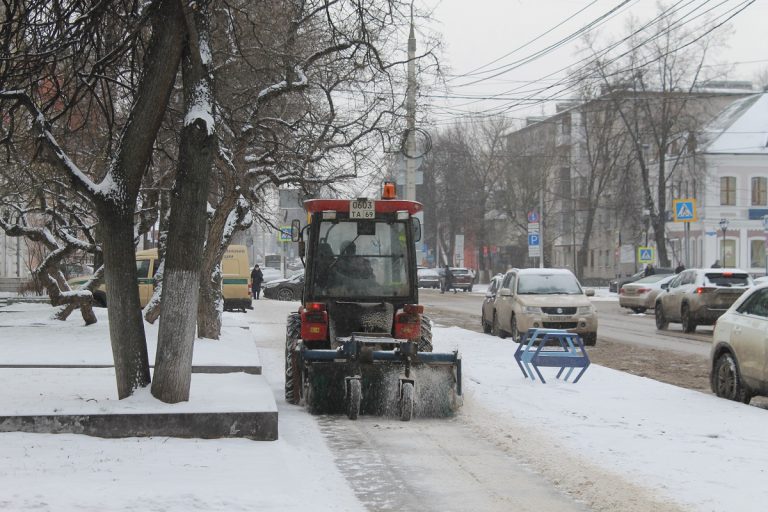 Тверь от снега очищают 26 машин, 11 тракторов и 145 дворников