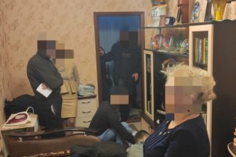 Появилось видео обысков у руководителей Вышневолоцкой школы-интерната, похитивших 6 млн рублей