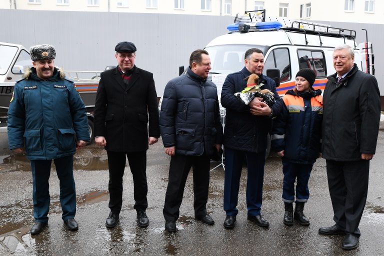 Тверской губернатор Игорь Руденя подарил кинологам щенка бельгийской овчарки, а спасателям вручил новую технику