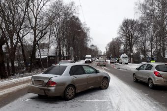 На Московском шоссе в Твери Mitsubishi Lancer вылетел на встречку и протаранил Ладу Калину