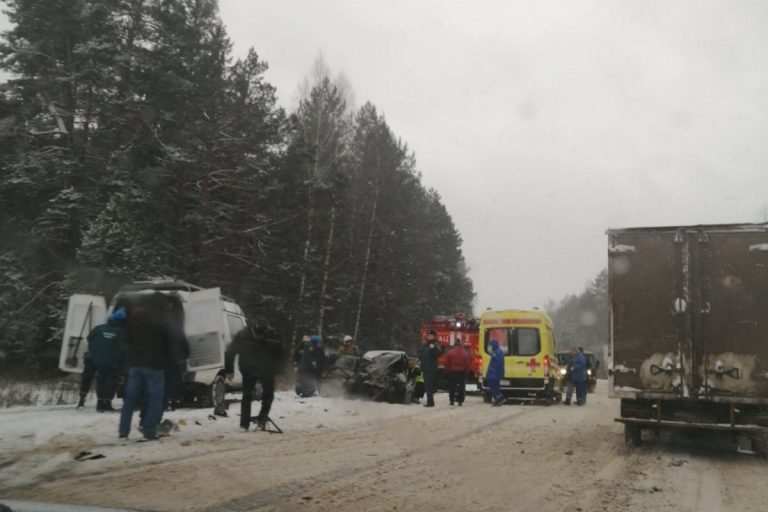 Под Тверью столкнулись четыре автомобиля