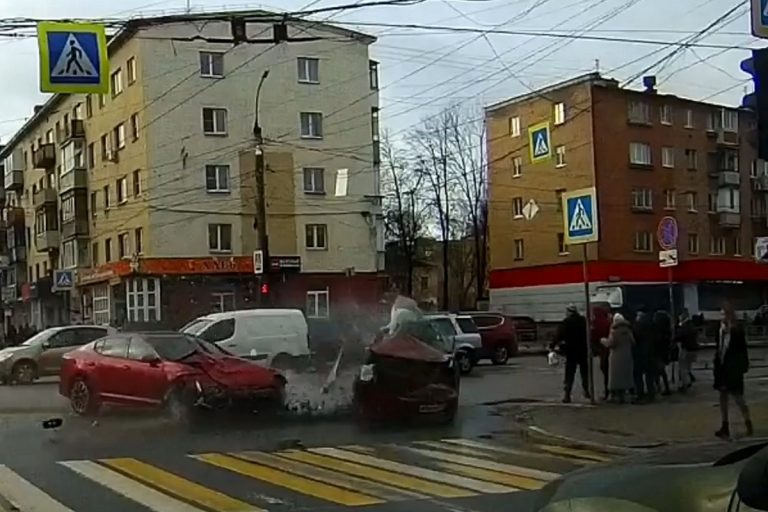 Момент наезда на пешеходов на Волоколамском проспекте запечатлел видеорегистратор