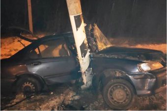 В Тверской области  на трассе М-10 автомобиль врезался в мачту освещения, пассажира деблокировали спасатели