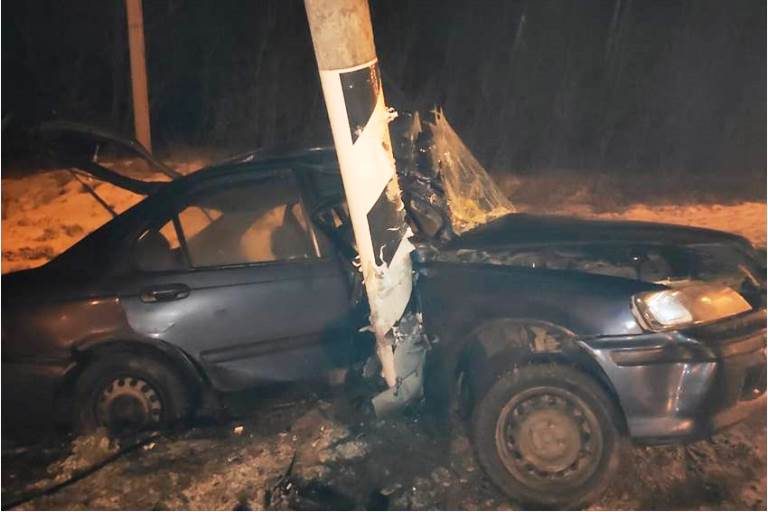 В Тверской области  на трассе М-10 автомобиль врезался в мачту освещения, пассажира деблокировали спасатели