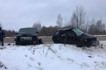 Под Кимрами столкнулись ВАЗ и Land Rover