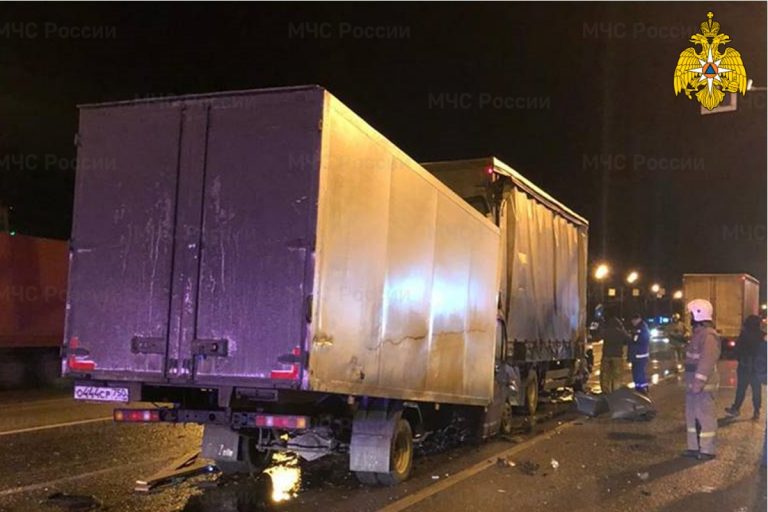 В Тверской области на М-10 столкнулись три грузовика, один человек погиб