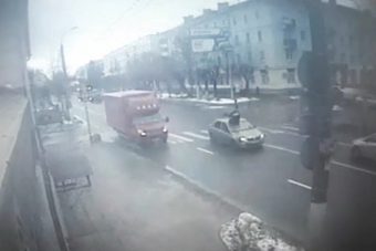 Опубликовано видео наезда на пешехода на улице Софьи Перовской в Твери