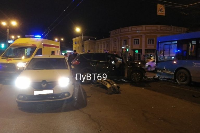 В Заволжском районе Твери столкнулись легковушка и автобус