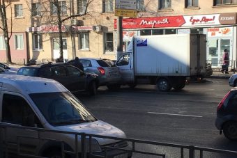 На Волоколамском проспекте в Твери столкнулись 3 автомобиля На Волоколамском проспекте в Твери столкнулись 3 автомобиля
