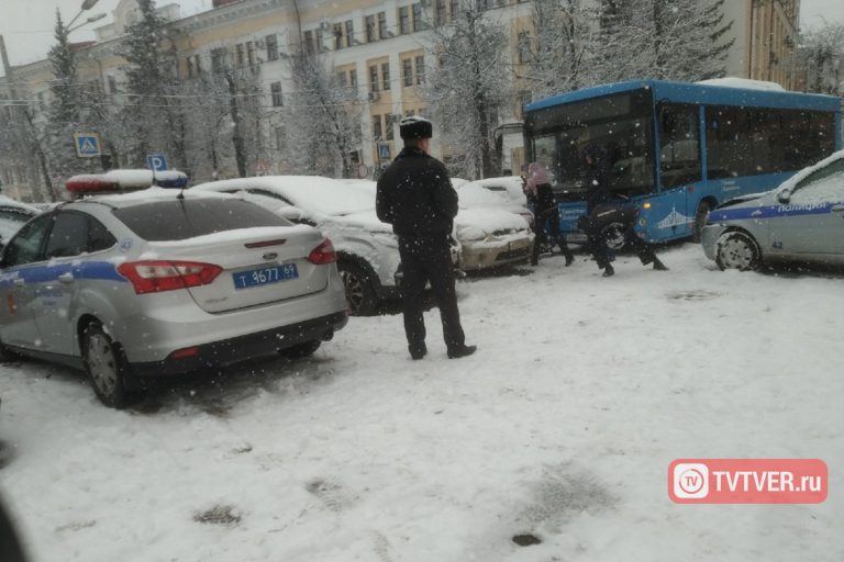 После перехода на весенне-летний режим содержания дорог на Тверь обрушился снегопад