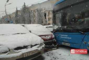 В Твери пассажирский автобус №208 снес шесть машин у здания полиции