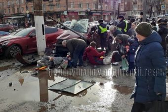 Две легковушки в Твери въехали в прохожих на тротуаре