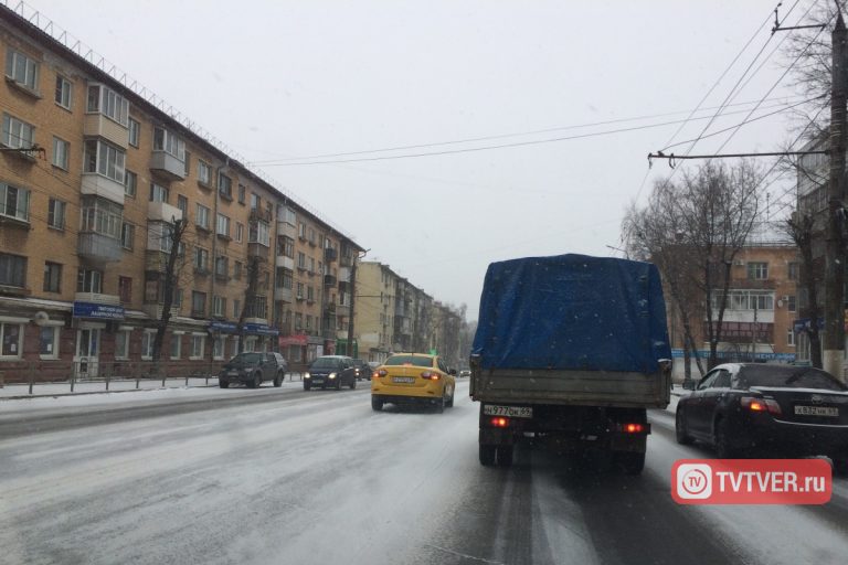 После перехода на весенне-летний режим содержания дорог на Тверь обрушился снегопад
