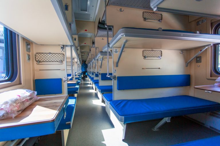 Во Владивостоке презентовали поезд, состоящий из новых вагонов, произведенных в Твери