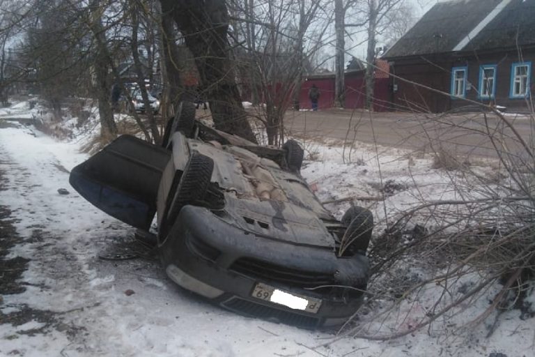 В Осташкове пьяный водитель спровоцировал аварию с пострадавшим