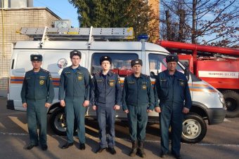 В Ржеве сотрудники МЧС спасли женщину, упавшую с моста в Волгу В Ржеве сотрудники МЧС спасли женщину, упавшую с моста в Волгу