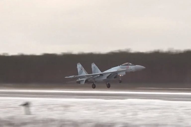 В небе над Тверской областью истребители Су-35 провели воздушный бой