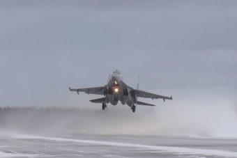 В небе над Тверской областью истребители Су-35 провели воздушный бой