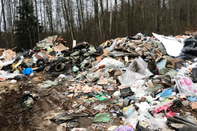 В Тверской области чиновники не спешили организовывать уборку свалки