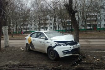 В Твери водитель «Яндекс.Такси» бросил автомобиль после ДТП
