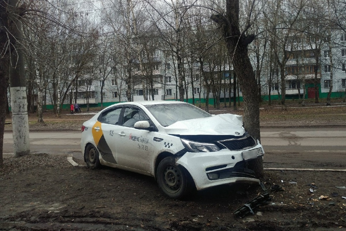 В Твери водитель «Яндекс.Такси» бросил автомобиль после ДТП