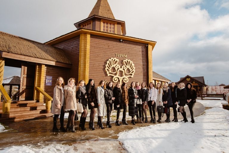 Участницы «Мисс Тверь - 2020» побывали в гостях у «Торжокских золотошвей»