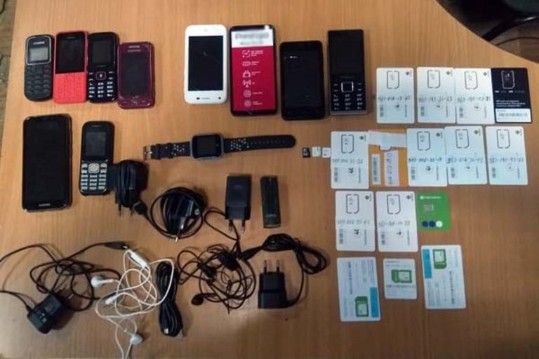 Осужденным в Бологовском районе пытались перебросить телефоны