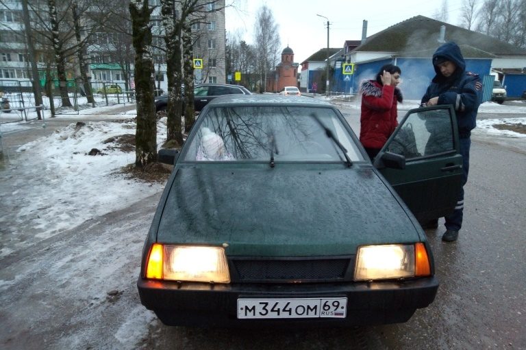 В Тверской области сотрудники ГИБДД штрафовали водителей за перевозку детей без автокресел