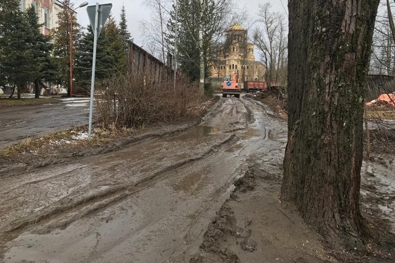 В Тверской области сняли на видео, как грязь с дороги разгоняют по округе погрузчиком 