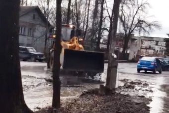 В Тверской области сняли на видео, как грязь с дороги разгоняют по округе погрузчиком В Тверской области сняли на видео, как грязь с дороги разгоняют по округе погрузчиком