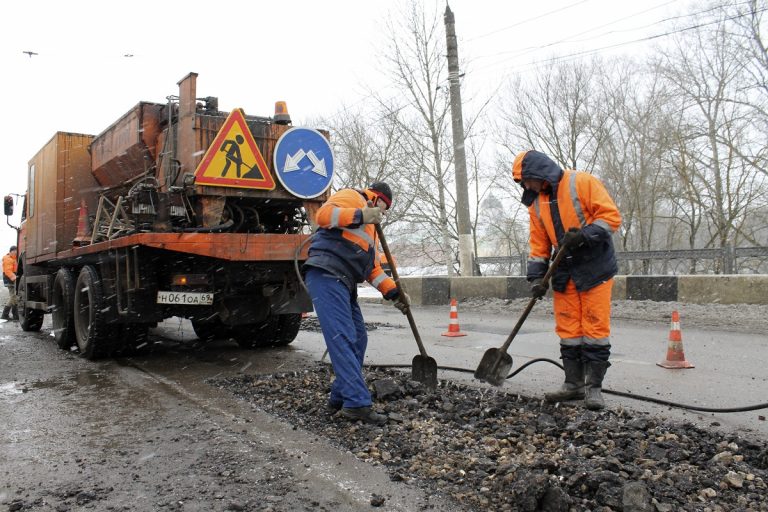 В Твери по ночам ремонтируют дороги