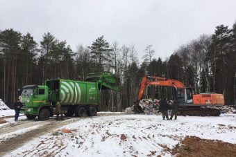 В Конаковском районе мусор пакуют в брикеты и везут прочь