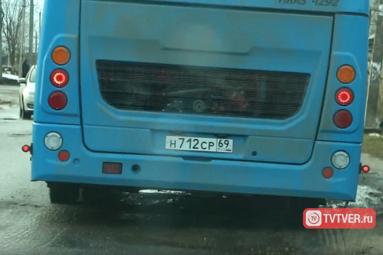 В Твери новые автобусы выпустили на маршрут №6 с разбитой дорогой