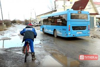 В Твери новые автобусы выпустили на маршрут №6 с разбитой дорогой
