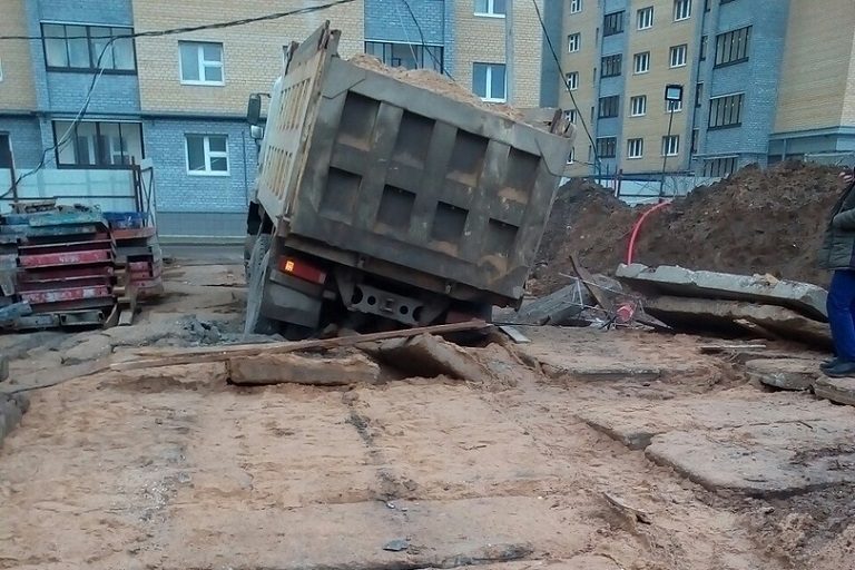 В Твери на стройплощадке машины сквозь землю провалились