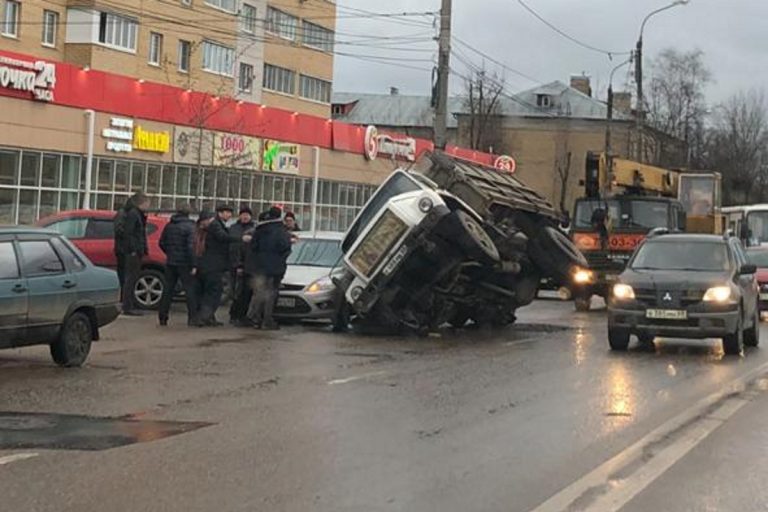 Грузовик в Твери опрокинулся на легковушку